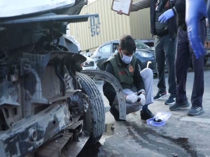 दिल्ली-मेरठ एक्सप्रेसवे पर कार की ट्रक से टक्कर में 2 लोगों की मौत की खबर