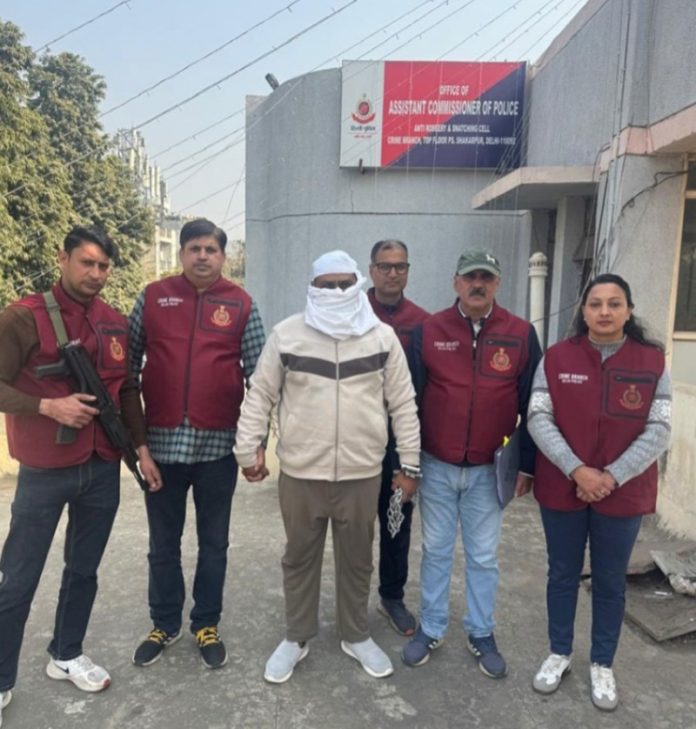 दिल्ली पुलिस की क्राइम ब्रांच ने ट्रैफिक नियमों के उल्लंघन और धोखाधड़ी करने वाले गिरोह का किया भंडाफोड़, 2 गिरफ्तार