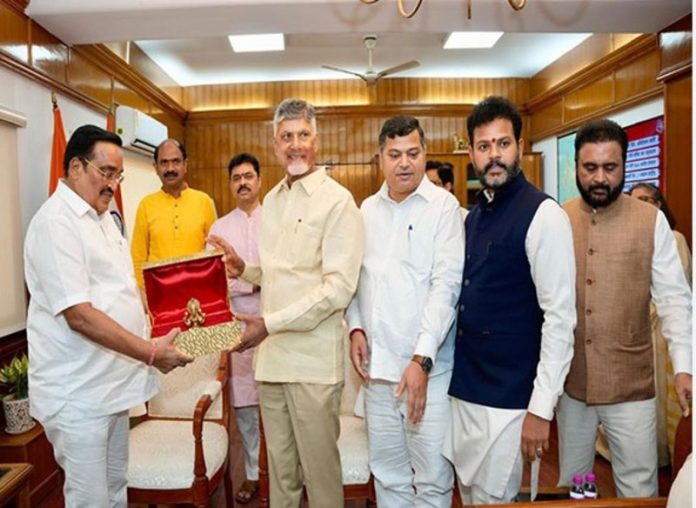 आंध्र प्रदेश के सीएम एन. चंद्रबाबू नायडू ने केंद्रीय जल शक्ति मंत्री सी.आर. पाटिल से की मुलाकात