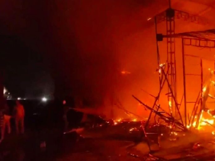 उप्र : गुरुग्राम में शीतला माता मंदिर के पास एक वेडिंग फार्म में लगी भीषण आग