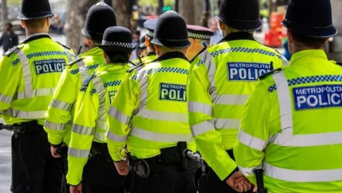 लंदन के स्कूल में 13 साल के लड़के ने दो छात्रों पर चाकू से किया हमला