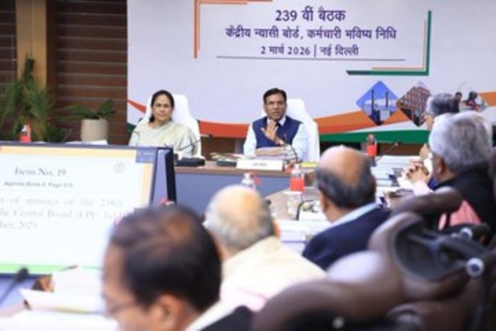 केंद्रीय मंत्री डॉ. मनसुख मांडविया ने ई पी एफ के केंद्रीय न्यासी बोर्ड की 239वीं बैठक की अध्यक्षता की