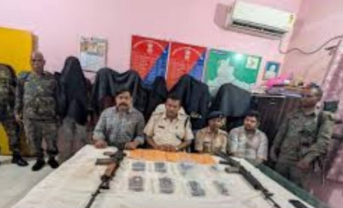 झारखंड पुलिस ने हजारीबाग के उरीमारी क्षेत्र में प्रतिबंधित टीएसपीसी के 8 नक्सली किए गिरफ्तार झारखंड पुलिस ने हजारीबाग के उरीमारी क्षेत्र में प्रतिबंधित टीएसपीसी के 8 नक्सली किए गिरफ्तार