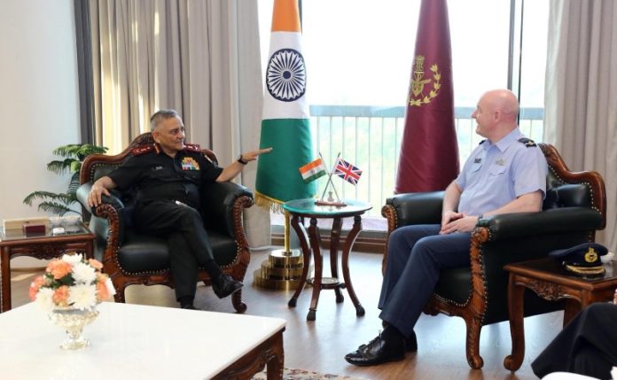 सीडीएस जनरल अनिल चौहान और ब्रिटेन के वायु सेना प्रमुख एयर चीफ मार्शल सर हार्वे स्मिथ ने की बैठक सीडीएस जनरल अनिल चौहान और ब्रिटेन के वायु सेना प्रमुख एयर चीफ मार्शल सर हार्वे स्मिथ ने की बैठक