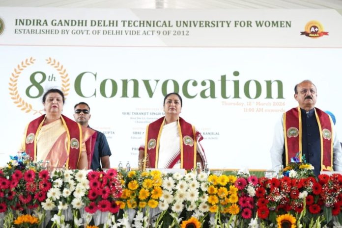 सीएम रेखा गुप्‍ता इन्दिरा गांधी दिल्‍ली महिला तकनीकी विश्‍वविद्यालय के आठवें दीक्षांत समारोह में हुई शामिल