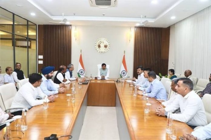 सीएम डॉ. मोहन यादव से मिले नेशनल डिफेंस कॉलेज के ट्रेनी ऑफिसर्स सीएम डॉ. मोहन यादव से मिले नेशनल डिफेंस कॉलेज के ट्रेनी ऑफिसर्स