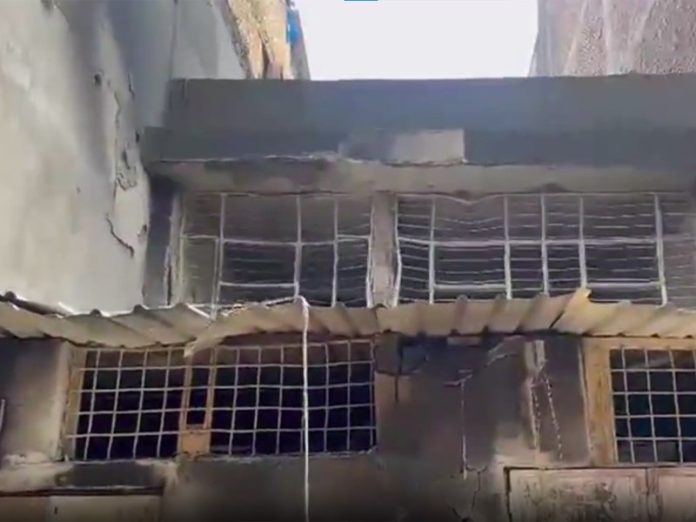 दिल्ली के सदर बाजार में एक दुकान में लगी भीषण आग