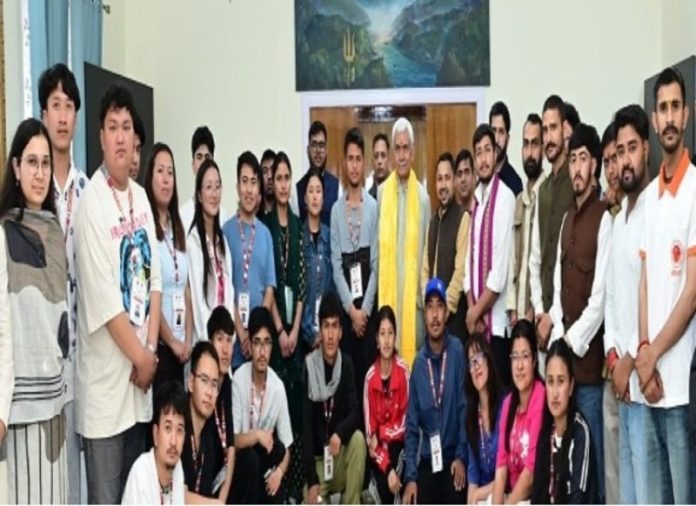 उपराज्यपाल मनोज सिन्हा ने राष्ट्रीय एकता यात्रा 2026 के तहत जम्मू के लोक भवन में लद्दाख के युवाओं से बातचीत की