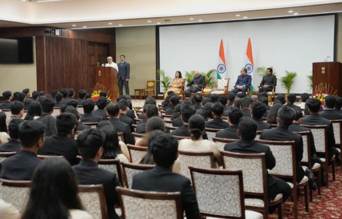 भारतीय राजस्व सेवा (आयकर) के 79वें बैच के प्रशिक्षु अधिकारियों ने उपराष्ट्रपति सी. पी. राधाकृष्णन से भेंट की