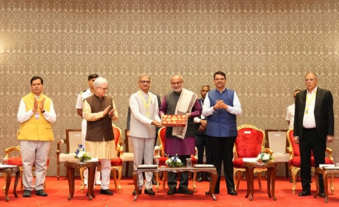 उपराष्ट्रपति सी.पी. राधाकृष्णन ने मुंबई के लोक भवन में आयोजित ऐतिहासिक जैन दीक्षा समारोह के आयोजकों और दानदाताओं को सम्मानित किया उपराष्ट्रपति सी.पी. राधाकृष्णन ने मुंबई के लोक भवन में आयोजित ऐतिहासिक जैन दीक्षा समारोह के आयोजकों और दानदाताओं को सम्मानित किया