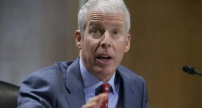 अमेरिकी ऊर्जा सचिव क्रिस राइट ने तेल कीमतें घटाने के लिए रणनीतिक पेट्रोलियम भंडार से 172 मिलियन बैरल तेल जारी करने की घोषणा की अमेरिकी ऊर्जा सचिव क्रिस राइट ने तेल कीमतें घटाने के लिए रणनीतिक पेट्रोलियम भंडार से 172 मिलियन बैरल तेल जारी करने की घोषणा की