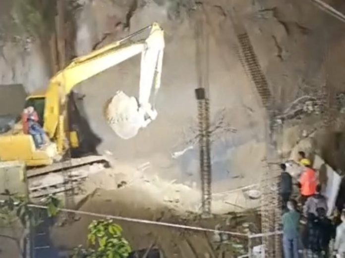 अरुणाचल प्रदेश : भूस्खलन से दीवार गिरने के बाद 4 लोगों की मौत और 3 के घायल होने की खबर अरुणाचल प्रदेश : भूस्खलन से दीवार गिरने के बाद 4 लोगों की मौत और 3 के घायल होने की खबर