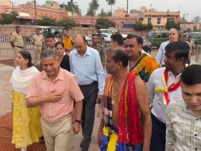 ओडिशा : सेना प्रमुख जनरल उपेंद्र द्विवेदी ने जगन्नाथ मंदिर में प्रार्थना की ओडिशा : सेना प्रमुख जनरल उपेंद्र द्विवेदी ने जगन्नाथ मंदिर में प्रार्थना की