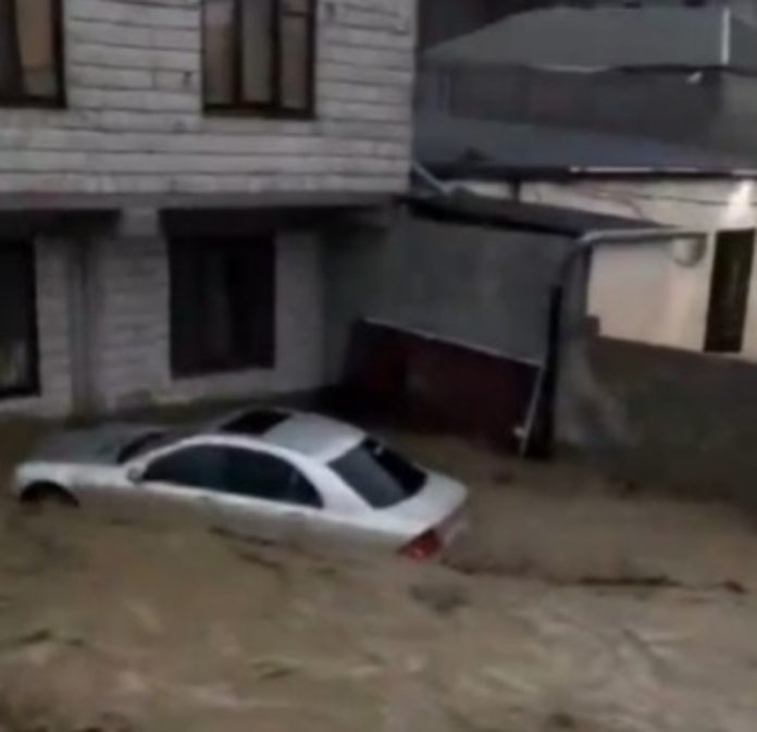 रूस के दागेस्तान में भारी बारिश से बाढ़, राजधानी में आपातकाल लागू