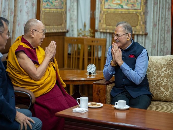 हिमाचल प्रदेश के राज्यपाल कविंदर गुप्ता ने धर्मशाला में दलाई लामा से की मुलाकात