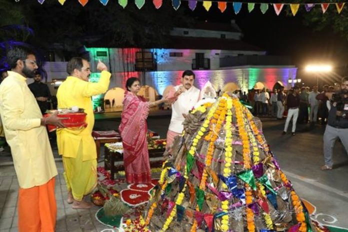 मप्र : मुख्यमंत्री निवास में हुआ होलिका का दहन