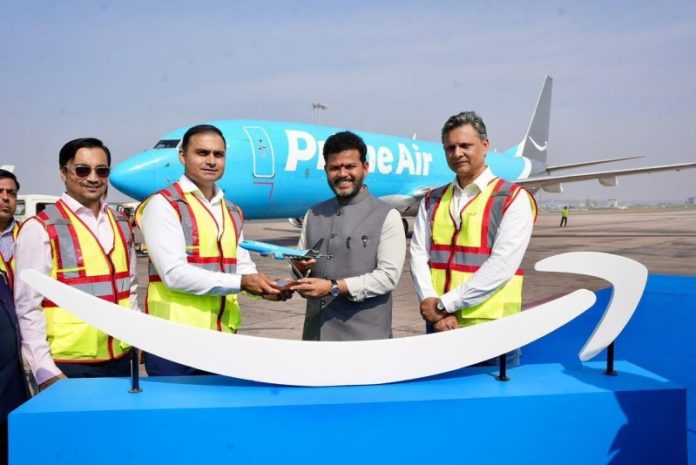 नागर विमानन मंत्री राममोहन नायडू ने दिल्ली से गुवाहाटी के लिए कार्गो उड़ान को झंडी दिखाकर किया रवाना नागर विमानन मंत्री राममोहन नायडू ने दिल्ली से गुवाहाटी के लिए कार्गो उड़ान को झंडी दिखाकर किया रवाना