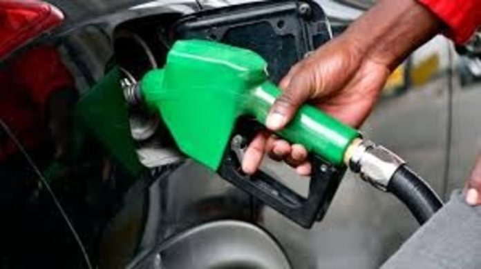 श्रीलंका में ईंधन दबाव के बीच हर बुधवार सरकारी कार्यालयों, स्कूलों और अदालतों में अवकाश