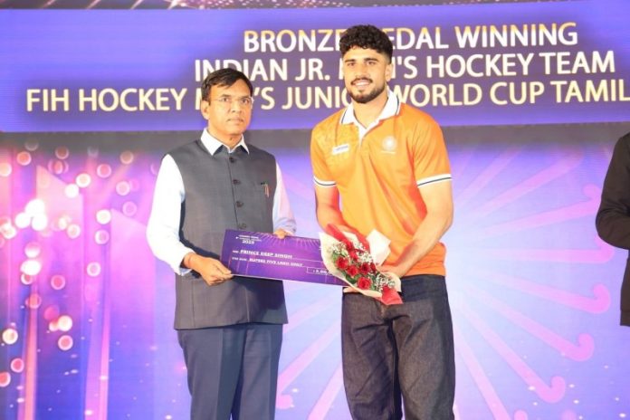 केंद्रीय मंत्री मनसुख मांडविया ने दिल्ली में 8वें हॉकी इंडिया वार्षिक पुरस्कार समारोह में खिलाड़ियों को किया सम्मानित केंद्रीय मंत्री मनसुख मांडविया ने दिल्ली में 8वें हॉकी इंडिया वार्षिक पुरस्कार समारोह में खिलाड़ियों को किया सम्मानित