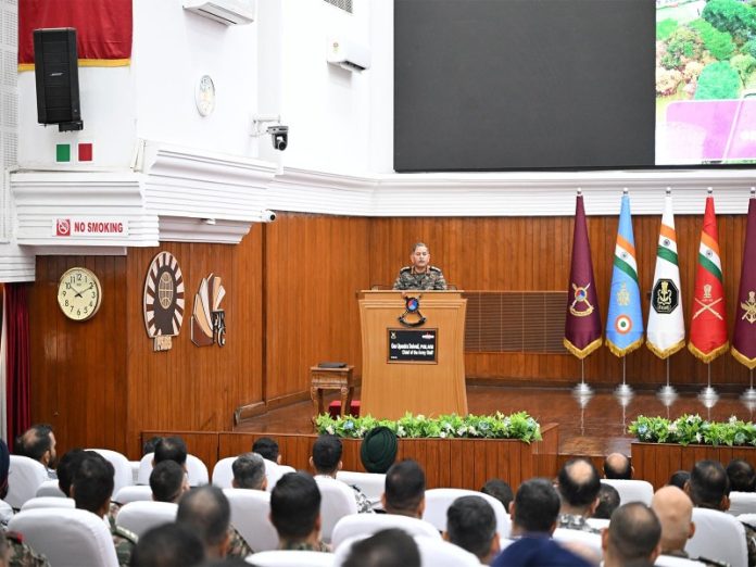 रक्षा प्रमुख जनरल उपेंद्र द्विवेदी ने कॉलेज ऑफ डिफेंस मैनेजमेंट एंड सिमुलेटर डेवलपमेंट डिवीजन का दौरा किया रक्षा प्रमुख जनरल उपेंद्र द्विवेदी ने कॉलेज ऑफ डिफेंस मैनेजमेंट एंड सिमुलेटर डेवलपमेंट डिवीजन का दौरा किया