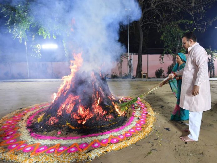 राजस्थान : सीएम भजनलाल शर्मा ने आवास पर होली पूजा की, राज्य की खुशहाली और समृद्धि के लिए प्रार्थना की