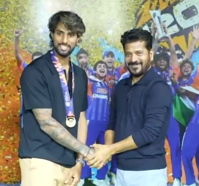 भारत की ऐतिहासिक टी20 विश्व कप जीत के बाद तेलंगाना के मुख्यमंत्री रेवंत रेड्डी ने तिलक वर्मा को किया सम्मानित