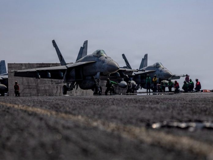 ईरान से जंग के बीच अमेरिका को झटका, इराक में KC-135 विमान हुआ क्रैश ईरान से जंग के बीच अमेरिका को झटका, इराक में KC-135 विमान हुआ क्रैश