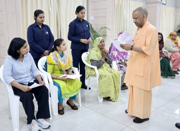 उप्र : सीएम योगी ने लखनऊ स्थित अपने आवास पर 'जनता दर्शन' का किया आयोजन
