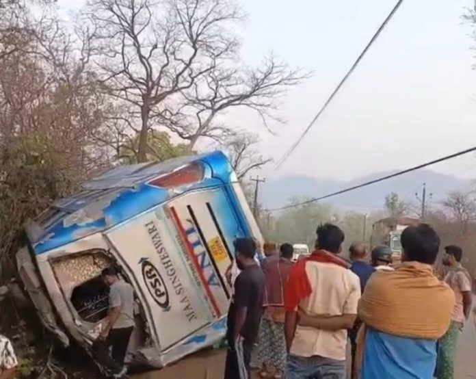 ओडिशा : नयागढ़ में भीषण सड़क दुर्घटना, 5 की मौत और 40 से अधिक के घायल होने की खबर