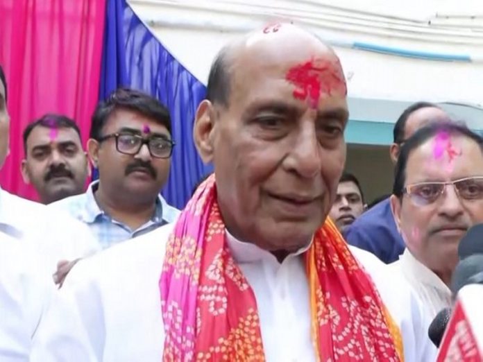 रक्षा मंत्री राजनाथ सिंह ने होली पर ढोल बजाए और विश्व में 'शांति और सद्भाव' की कामना की रक्षा मंत्री राजनाथ सिंह ने होली पर ढोल बजाए और विश्व में 'शांति और सद्भाव' की कामना की