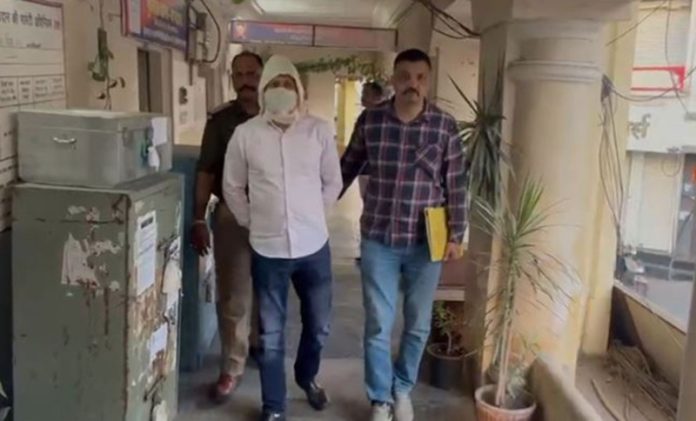 जनकपुरी में बाइक सवार की मौत के मामले में दिल्ली पुलिस ने ठेकेदार को किया गिरफ्तार