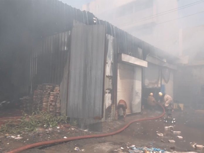 इंदौर में एक गैराज में लगी आग, कई वाहन हुए क्षतिग्रस्त