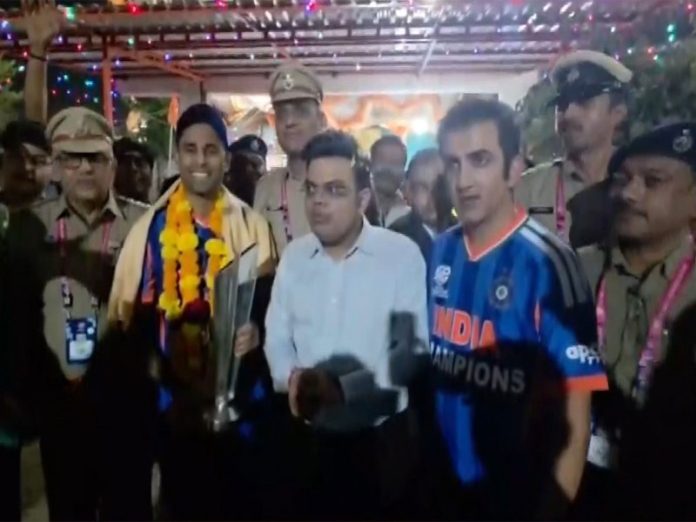 टी20 विश्व कप जीत के बाद सूर्यकुमार यादव, गौतम गंभीर और जय शाह ने अहमदाबाद के हनुमान मंदिर का दौरा किया