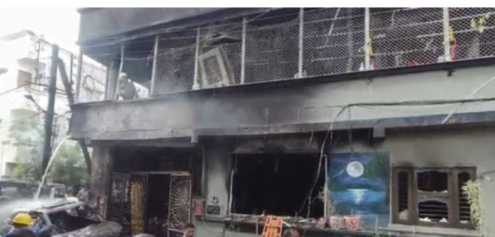 मप्र : इंदौर में कार चार्जिंग के दौरान आग लगने से अब तक 7 की मौत की खबर