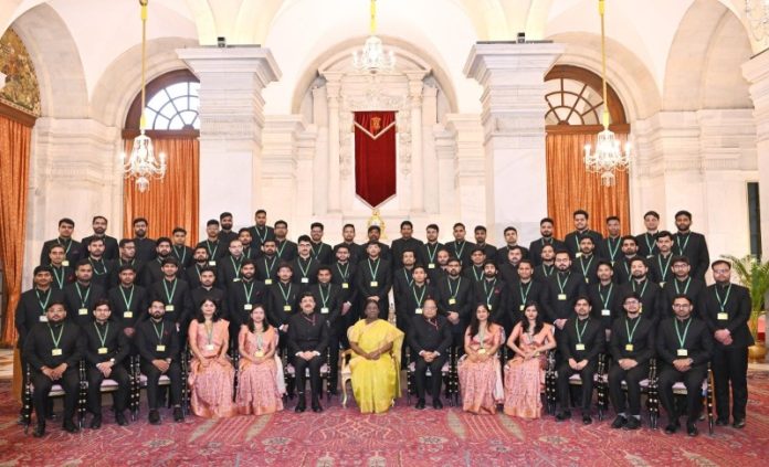 राष्ट्रपति द्रौपदी मुर्मू से विद्युत अभियांत्रिकी सेवा और भारतीय आर्थिक सेवा के अधिकारियों ने की मुलाकात राष्ट्रपति द्रौपदी मुर्मू से विद्युत अभियांत्रिकी सेवा और भारतीय आर्थिक सेवा के अधिकारियों ने की मुलाकात