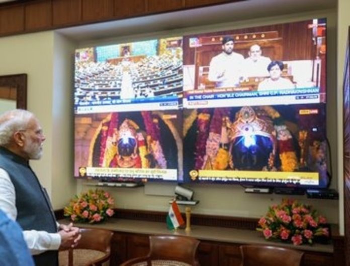 पीएम मोदी ने अपने कार्यालय से टेलीविजन पर अयोध्या में भगवान राम की पूजा और सूर्य तिलक के किए दर्शन