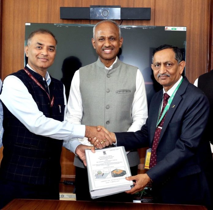 रक्षा मंत्रालय ने भारत इलेक्ट्रॉनिक्स लिमिटेड के साथ 1950 करोड़ रुपये का किया अनुबंध रक्षा मंत्रालय ने भारत इलेक्ट्रॉनिक्स लिमिटेड के साथ 1950 करोड़ रुपये का किया अनुबंध