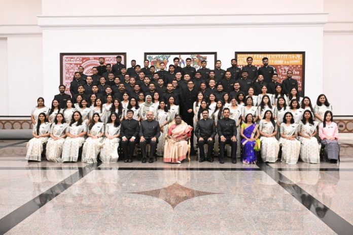 भारतीय राजस्व सेवा (आयकर) के प्रशिक्षु अधिकारियों ने राष्ट्रपति मुर्मू से की मुलाकात भारतीय राजस्व सेवा (आयकर) के प्रशिक्षु अधिकारियों ने राष्ट्रपति मुर्मू से की मुलाकात