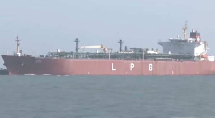 गुजरात के मुंद्रा बंदरगाह पहुंचा भारतीय पोत शिवालिक