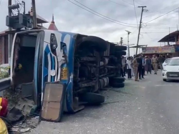 उत्तराखंड : भवाली में बस के अनियंत्रित होने से एक व्यक्ति की मौत और कई के घायल होने की खबर उत्तराखंड : भवाली में बस के अनियंत्रित होने से एक व्यक्ति की मौत और कई के घायल होने की खबर