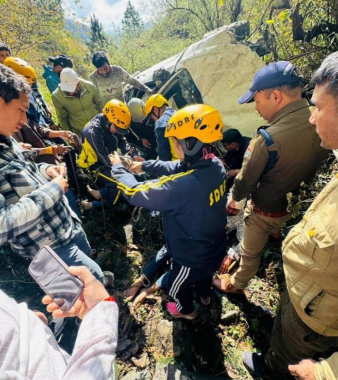 उत्तराखंड : नैनीताल में कार के खाई में गिरने से दो लोगों की मौत और दो के घायल होने की खबर