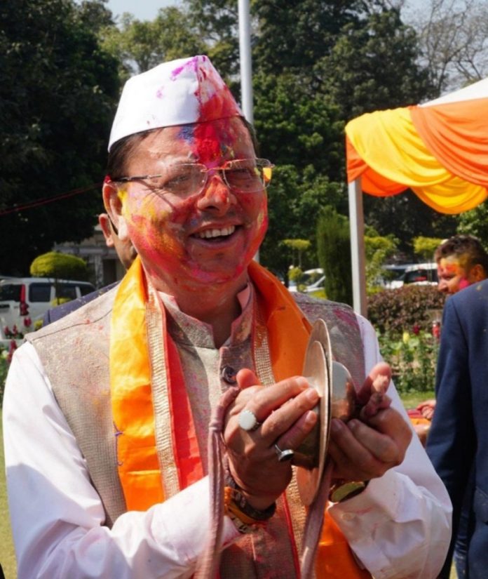 उत्तराखंड : सीएम धामी ने देहरादून स्थित अपने आधिकारिक आवास पर जनता के साथ होली मनाई