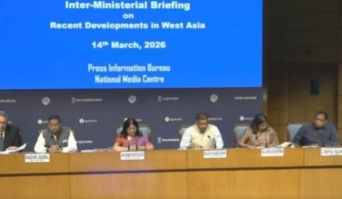 भारतीय ध्वज वाले जहाज शिवालिक और नंदादेवी ने होर्मुज़ जलडमरूमध्य सुरक्षित पार किया