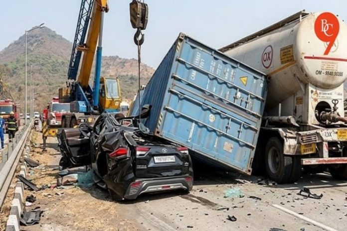 महाराष्ट्र : मुंबई-पुणे एक्सप्रेसवे पर दुर्घटना में 3 लोगों की मौत की खबर
