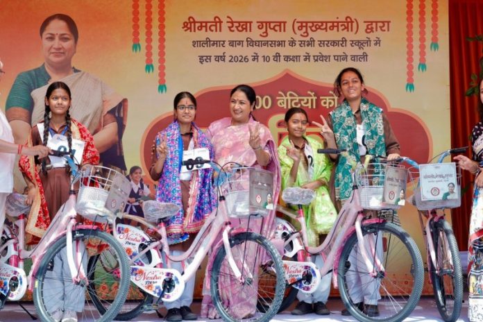 दिल्ली की सीएम रेखा गुप्ता ने दुर्गा अष्टमी के अवसर पर कन्या पूजन कर 1,100 छात्राओं को साइकिल वितरित की