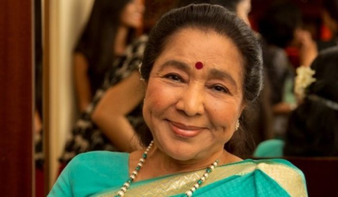 पार्श्व गायिका आशा भोसले को दिल का दौरा पड़ने के बाद मुंबई के ब्रीच कैंडी अस्पताल में कराया गया भर्ती