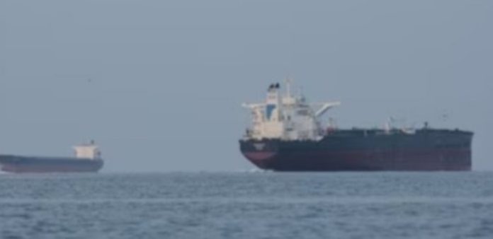 अमेरिकी सेना ने समुद्री मार्ग से तेल की तस्करी रोकने के लिए ‘तिफानी’ जहाज को कब्ज़े में लिया