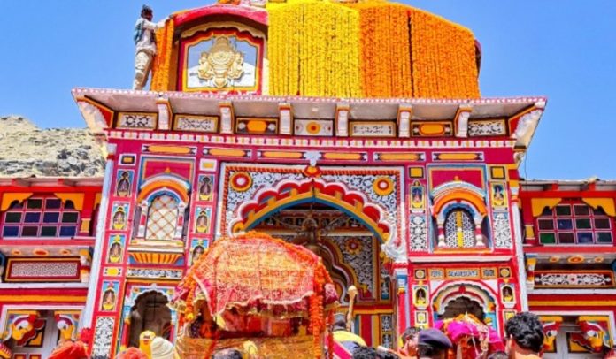 उत्तराखंड : बद्रीनाथ धाम के कपाट श्रद्धालुओं के लिए खोले गए