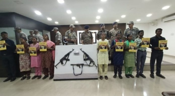 महाराष्ट्र : गढ़चिरौली जिले में 9 नक्सलियों ने पुलिस के समक्ष आत्मसमर्पण किया