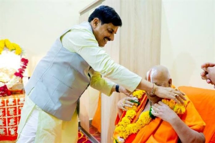 मप्र : सीएम डॉ. मोहन यादव ने जगद्गुरू स्वामी रामभद्राचार्य जी महाराज से की भेंट